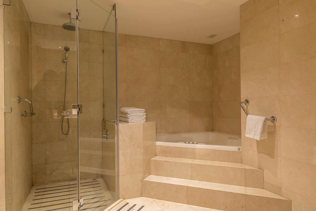 Sheraton Miramar Hotel & Convention Center Винья-дель-Мар Экстерьер фото A shower and bath in a hotel bathroom